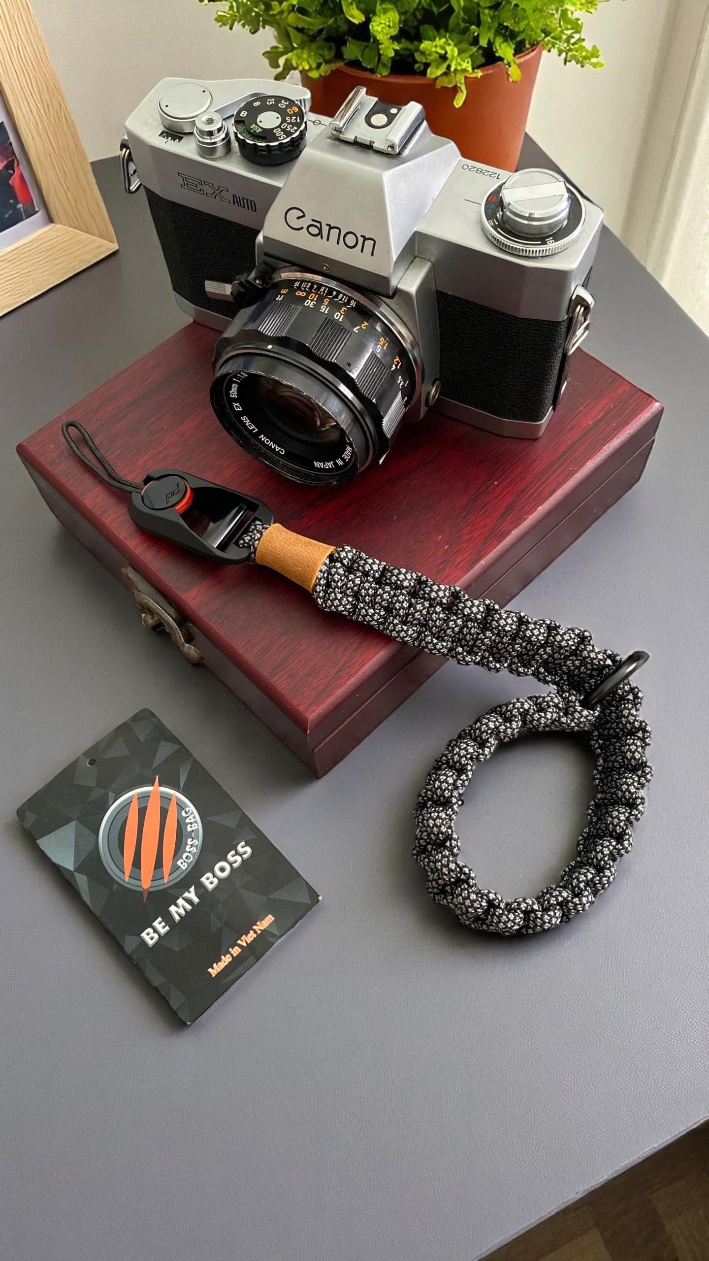 Dây Đeo Tay Máy Ảnh Khóa Peak Design Paracord Snake Xám
