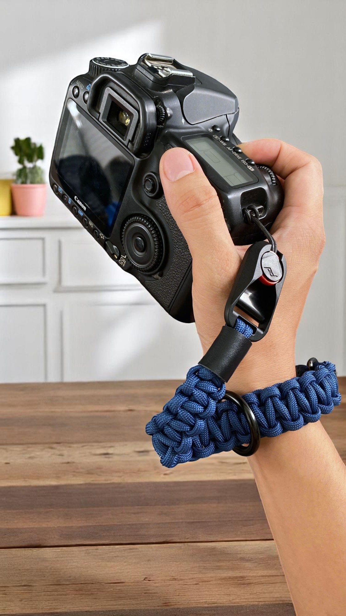 Dây Đeo Tay Máy Ảnh Khóa Peak Design Paracord Xanh Đen